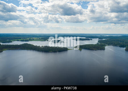 Finnland Punkaharju mit glitzernden Seen zwischen dem großen Kiefern wachsen auf beiden Seiten der Kante, ist die beste bekannte nationale Landschaft und stro Stockfoto