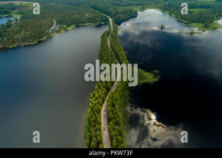 Straße auf einem schmalen Stück Land zwischen zwei Seen aus der Luft gesehen ridge Finnland Punkaharju Stockfoto