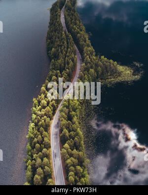 Straße auf einem schmalen Stück Land zwischen zwei Seen aus der Luft gesehen ridge Finnland Punkaharju Stockfoto