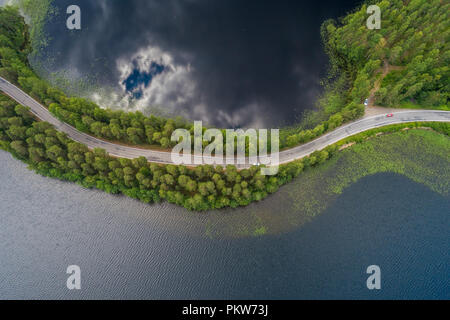 Straße auf einem schmalen Stück Land zwischen zwei Seen aus der Luft gesehen ridge Finnland Punkaharju Stockfoto