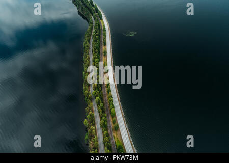 Straße auf einem schmalen Stück Land zwischen zwei Seen aus der Luft gesehen ridge Finnland Punkaharju Stockfoto