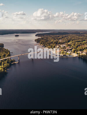 Große Brücke über Saimaa See bei Puumala Finnland aus der Luft gesehen Stockfoto