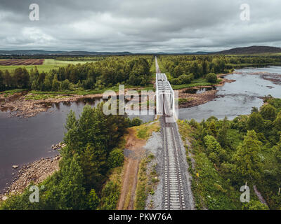 Stahl Eisenbahn Brücke über den Fluss im Norden Finnlands aus der Luft gesehen Stockfoto