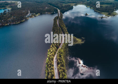 Finnland Punkaharju mit glitzernden Seen zwischen dem großen Kiefern wachsen auf beiden Seiten der Kante, ist die beste bekannte nationale Landschaft und stro Stockfoto