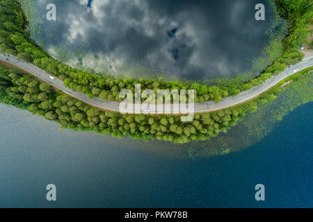 Straße auf einem schmalen Stück Land zwischen zwei Seen aus der Luft gesehen ridge Finnland Punkaharju Stockfoto