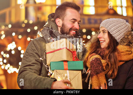 Nach Paar Einkaufen in der Stadt während der Weihnachtszeit Stockfoto