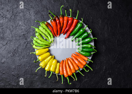 Verschiedene Farben Peperoni in hölzerne Platte Stockfoto