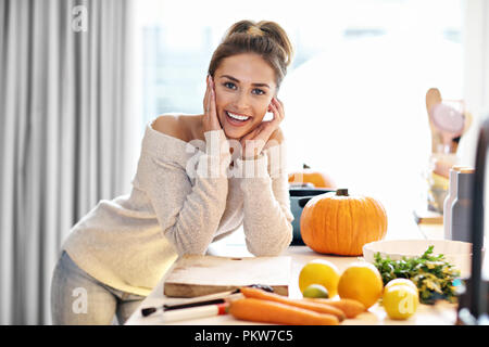 Erwachsene Frau in der Küche vorbereiten Kürbis Gerichte für Halloween Stockfoto