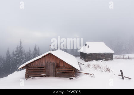 Fantastische Landschaft mit schneebedeckten Haus Stockfoto