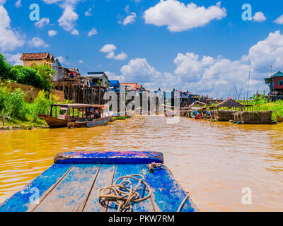 Exotische Kampong Phluk schwimmenden Dorf mit Pfahlbauten und bunte Boote, Tonle Sap See, Provinz Siem Reap, Kambodscha Stockfoto