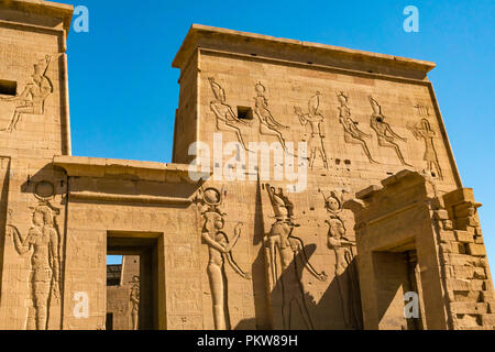 Äußere pylon Wände mit geschnitzten Figuren und ägyptischen Hieroglyphen, Tempel von Philae, Insel Agilkia, der Nil, Assuan, Ägypten, Afrika Stockfoto