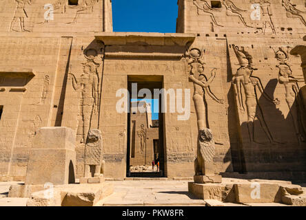 Äußeren Pylonen und Gateway mit ägyptischen Figuren und Hieroglyphen geschnitzt, Tempel von Philae, Insel Agilkia, der Nil, Assuan, Ägypten, Afrika Stockfoto