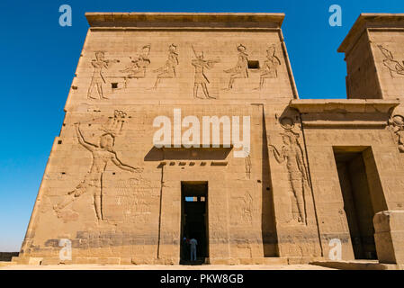 Äußere Pylon mit ägyptischen Figuren und Hieroglyphen geschnitzt, Tempel von Philae, Insel Agilkia, der Nil, Assuan, Ägypten, Afrika Stockfoto