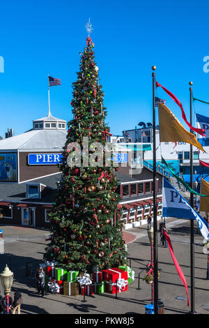 San Francisco, Kalifornien, USA - Dezember 4, 2017: Der Weihnachtsbaum am Pier 39 in San Francisco Stockfoto