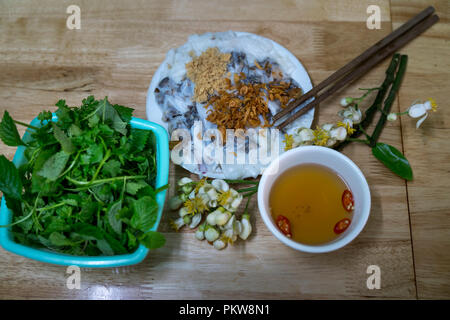 Vietnamesische Küche Menü, Vietnamesisch gedämpftem Reis rollen Anruf Banh cuon. Stockfoto