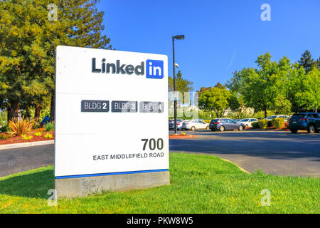 Mountain View, CA, Vereinigte Staaten - 13 August 2018: Linkedin Corp Zeichen, 700 East Middlefield Straße, neue Linkedin unternehmen Campus HQ im Silicon Valley. Linkedin verbindet Fachleute der Welt Stockfoto