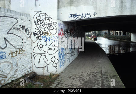 Grand Union Canal Leinpfad in Southall in Middlesex, England. Stockfoto