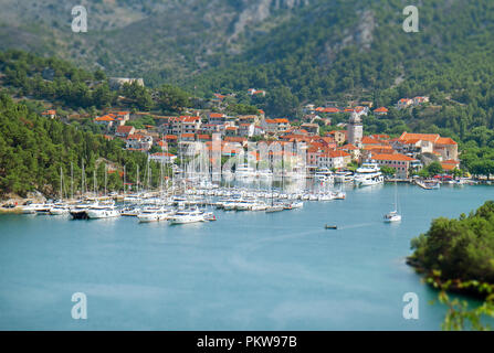 Skradin Stadt und Bucht mit Schiffe und Yachten in Kroatien. Stockfoto