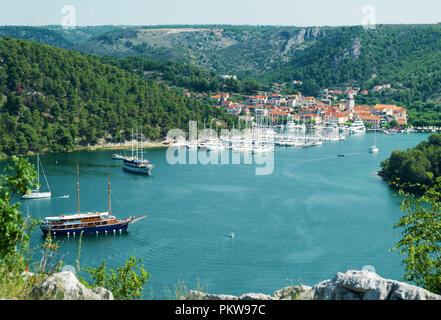 Skradin Stadt und Bucht mit Schiffe und Yachten in Kroatien. Stockfoto