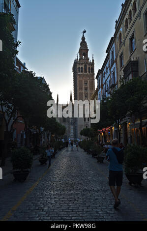 Straßenszene in der Stadt Sevilla, die Hauptstadt von Andalusien und berühmten Reiseziel in Spanien Stockfoto