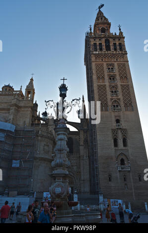 Straßenszene in der Stadt Sevilla, die Hauptstadt von Andalusien und berühmten Reiseziel in Spanien Stockfoto
