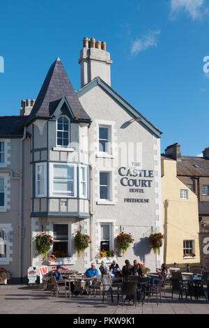 Schloss Hof Hotel und Pub, mit den Menschen draußen sitzen, Beaumaris, Anglesey, Wales UK Stockfoto