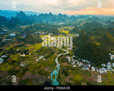 Yangshuo Reisfelder Landschaft in China Luftaufnahme Stockfoto