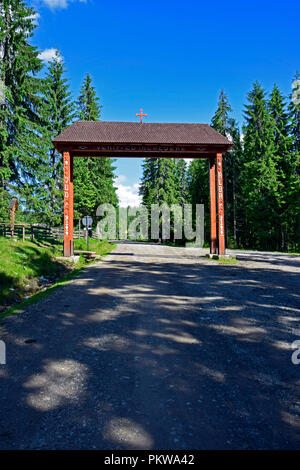 Holz- straße Tor mit einladenden Inschrift auf der Grafschaft in der Apuseni Gebirge geschnitzt Stockfoto