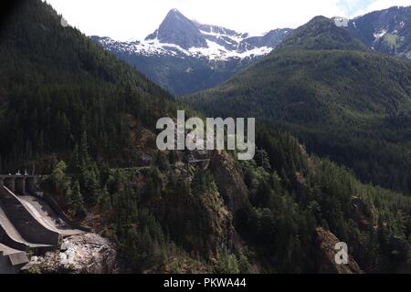 Die schneebedeckten Gipfel Panorama von Diablo Damm in Washington Stockfoto