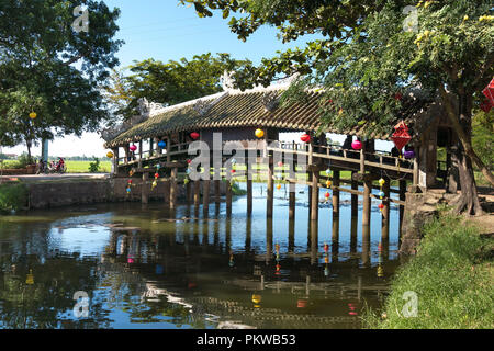 Thanh Toan Tile Bridge ist eine hölzerne Brücke Stockfoto