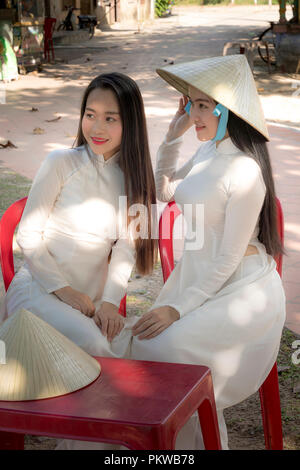 Zwei vietnamesische Mädchen sind sanfte in Kultur traditionelle weiße Kleid in der Stadt Hue, Vietnam Stockfoto