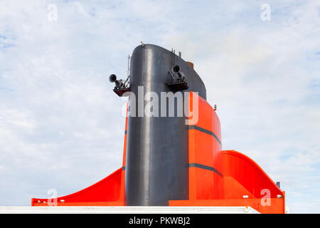 Der Trichter der Cunard Cruise Liner Queen Mary 2 ist dargestellt in den Nordatlantik. Cunard Line ist Teil der Carnival Corporation. Stockfoto