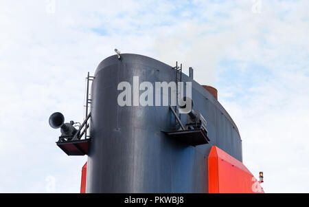 Nahaufnahme der Trichter der Cunard Cruise Liner Queen Mary 2. Cunard Line ist Teil der Carnival Corporation. Stockfoto