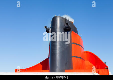 Der Trichter der Cunard Cruise Liner Queen Mary 2 ist dargestellt in den Nordatlantik. Cunard Line ist Teil der Carnival Corporation. Stockfoto