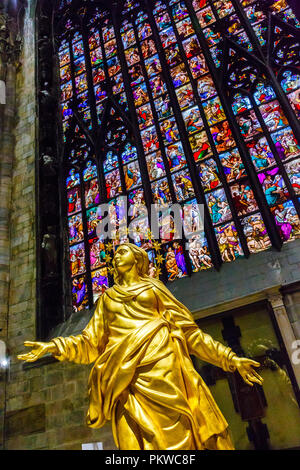 La Protezione Statue und Glasfenster. Stockfoto