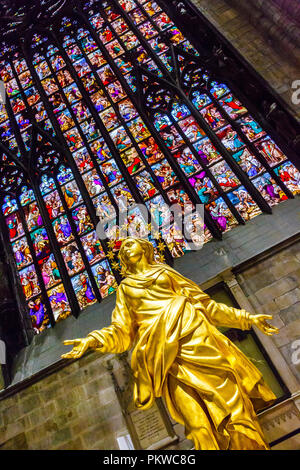 La Protezione Statue und Glasfenster. Stockfoto