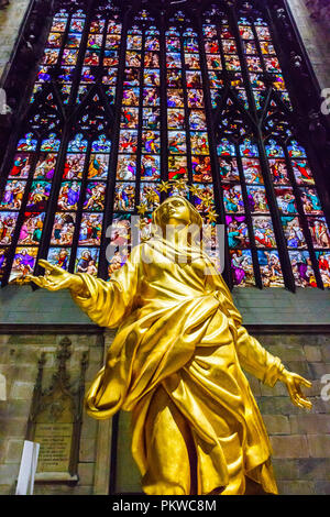 La Protezione Statue und Glasfenster. Stockfoto