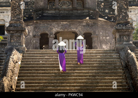 Zwei vietnamesische Mädchen sind sanfte in Kultur Traditionelle lila Kleid am Grab von Khai Dinh König in der Stadt Hue, Vietnam Stockfoto