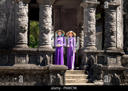 Zwei vietnamesische Mädchen sind sanfte in Kultur Traditionelle lila Kleid am Grab von Khai Dinh König in der Stadt Hue, Vietnam Stockfoto