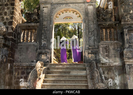 Zwei vietnamesische Mädchen sind sanfte in Kultur Traditionelle lila Kleid am Grab von Khai Dinh König in der Stadt Hue, Vietnam Stockfoto