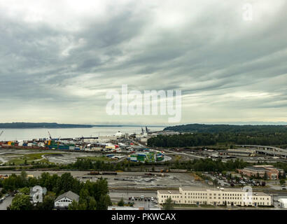 Hafen von Alaska, tiefen Wasser, Hafen, Werft und der Bahn an einem bewölkten Sommertag, Anchorage, Alaska, USA. Stockfoto