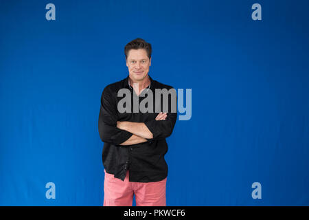 Schöner Mann mit verschränkten Armen. Stockfoto