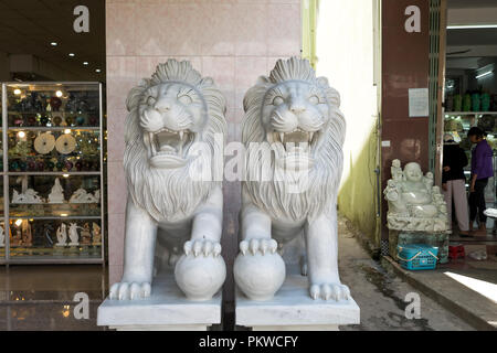 Skulptur Kunst an der Ngu Hanh Son, Gruppe von erstaunlichen Form für Feng Shui machen aus Stein, Statue Produkt in White Rock für die Religion Stockfoto