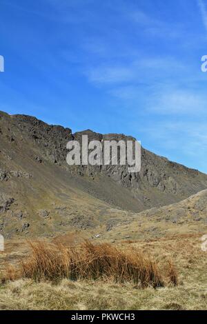 UK, Coniston Cumbria. Blick Richtung Dow Crag von der Bucht im englischen Lake District. Stockfoto