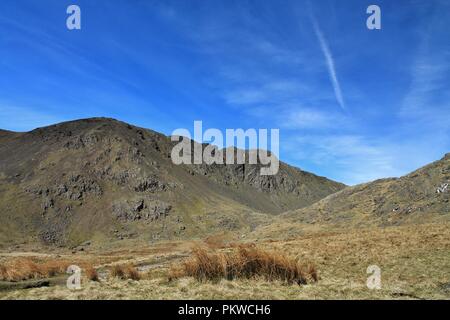 UK, Coniston Cumbria. Blick Richtung Dow Crag von der Bucht im englischen Lake District. Stockfoto