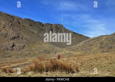 UK, Coniston Cumbria. Blick Richtung Dow Crag von der Bucht im englischen Lake District. Stockfoto