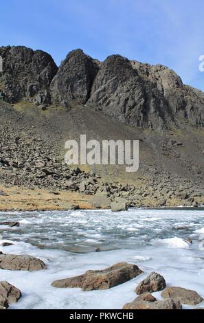 UK, Coniston Cumbria. Blick Richtung Dow Crag von der Bucht im englischen Lake District. Stockfoto