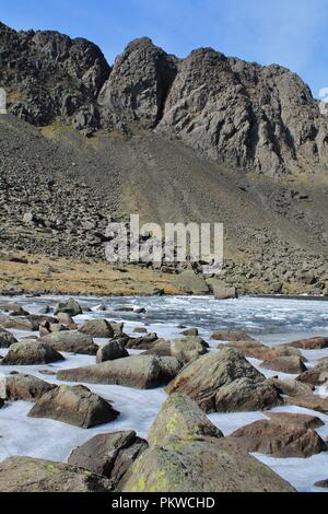 UK, Coniston Cumbria. Blick Richtung Dow Crag von der Bucht im englischen Lake District. Stockfoto