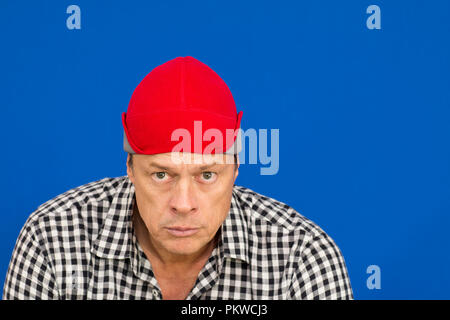 Mann mit schwarzem Hut und Plaid Shirt, Schwarz und Weiß, voll von Ausdrücken Stockfoto