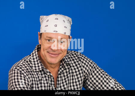 Zufrieden schöner Mann in modischer Kleidung. Stockfoto
